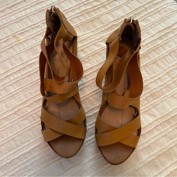 Dolce Vita Camel Wedges Size 6 - Picture 3 of 8